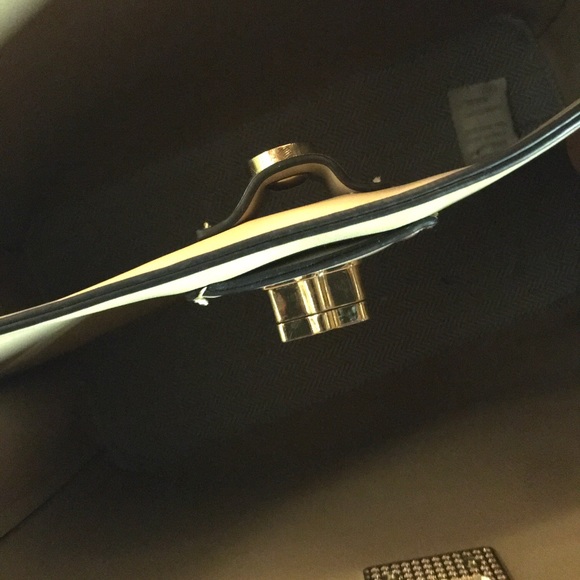 Taupe VeGan handbag. - Picture 7 of 8